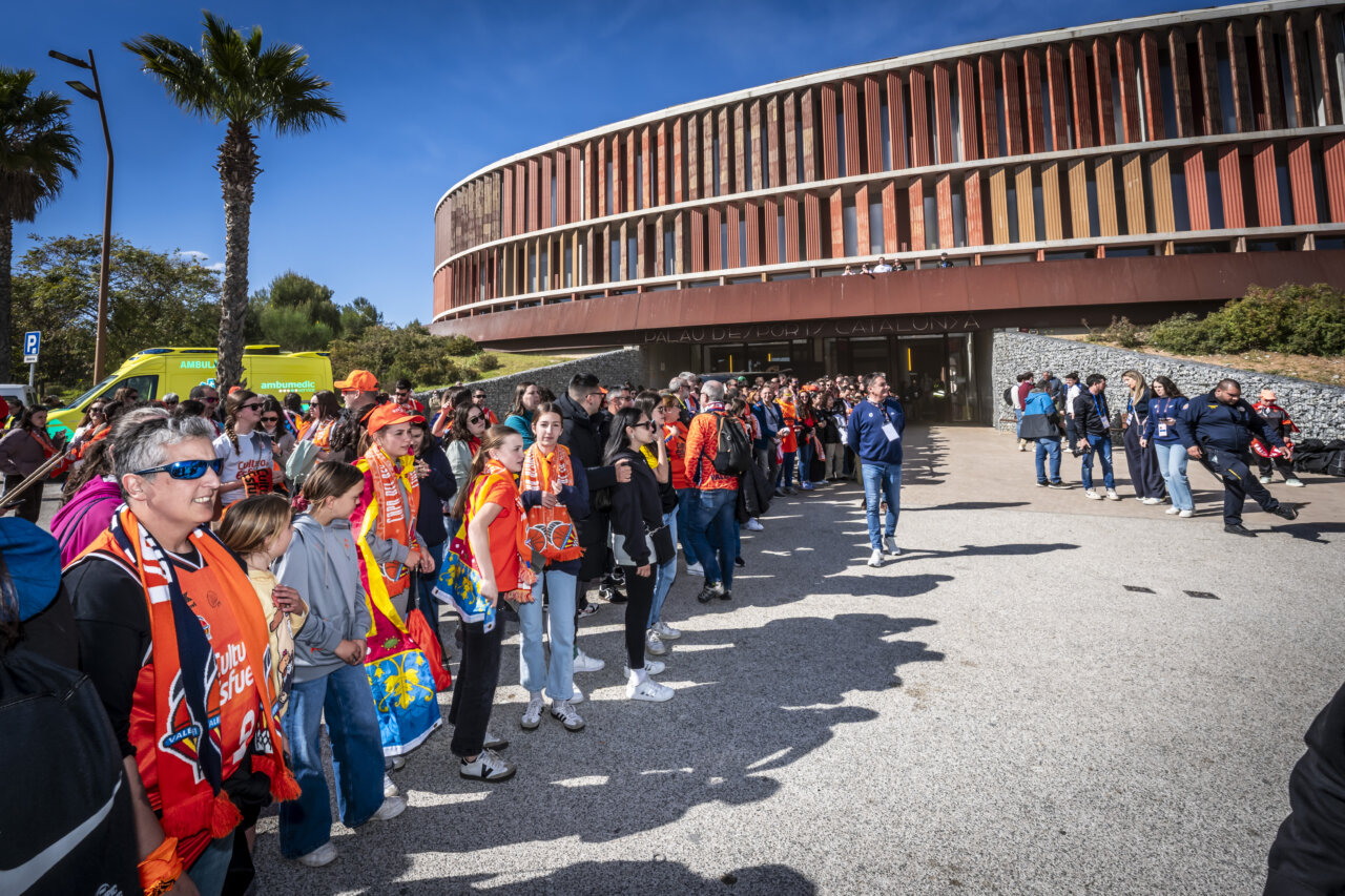 Aficionados del Valencia Basket celebrando la victoria en la Copa de la Reina 2026