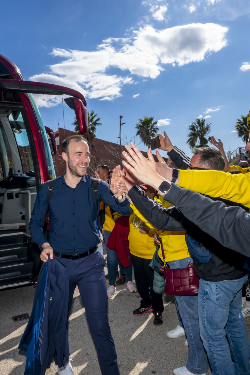 El equipo femenino de Valencia Basket celebra su victoria en la Copa de la Reina 2026 con los aficionados.