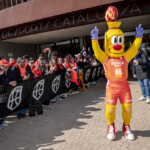Mascota de Valencia Basket animando a los aficionados en la celebración
