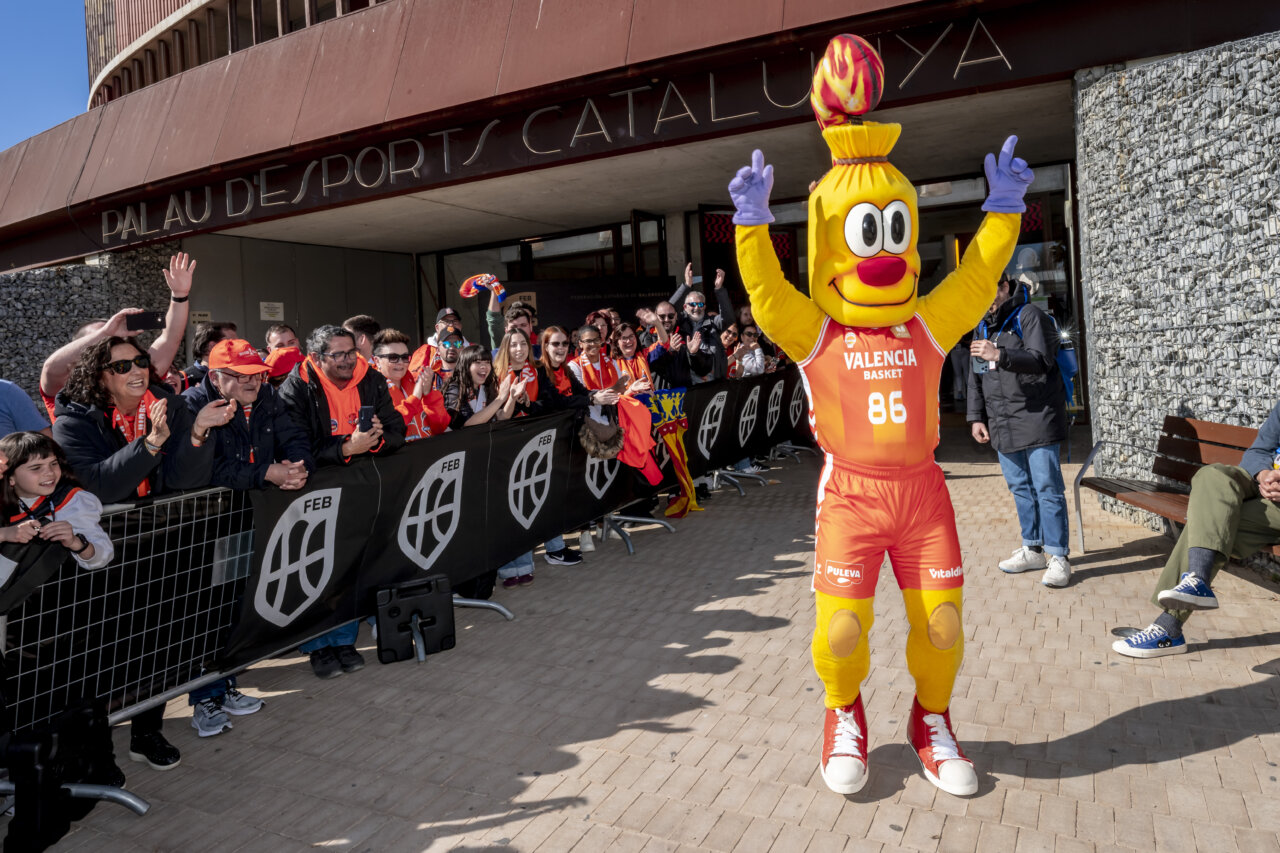 Mascota de Valencia Basket animando a los aficionados en la celebración