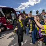 Jugadoras de Valencia Basket femenino celebran con aficionados tras ganar la Copa de la Reina 2026
