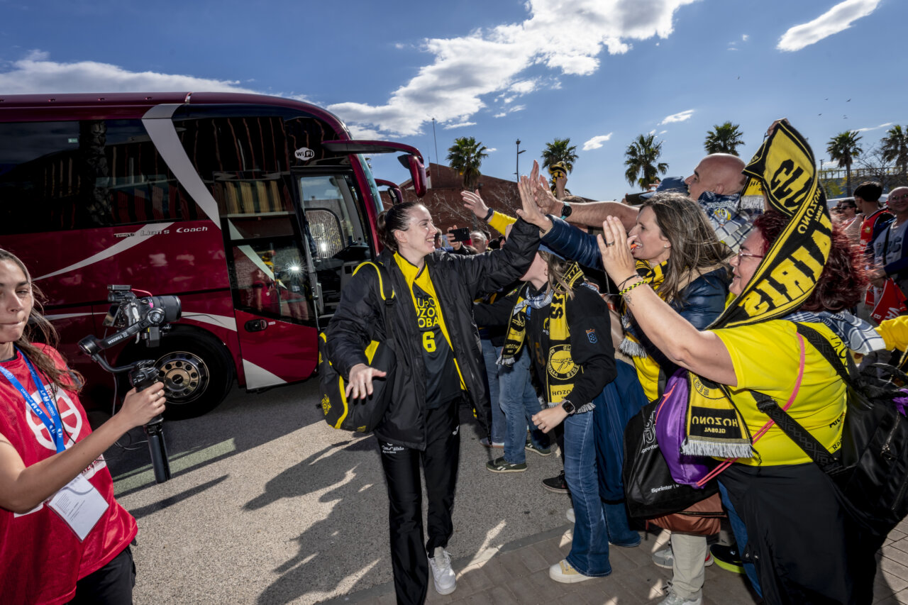 Jugadoras de Valencia Basket femenino celebran con aficionados tras ganar la Copa de la Reina 2026