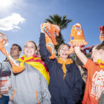 Aficionados del Valencia Basket celebran con entusiasmo su victoria en la Copa de la Reina 2026.
