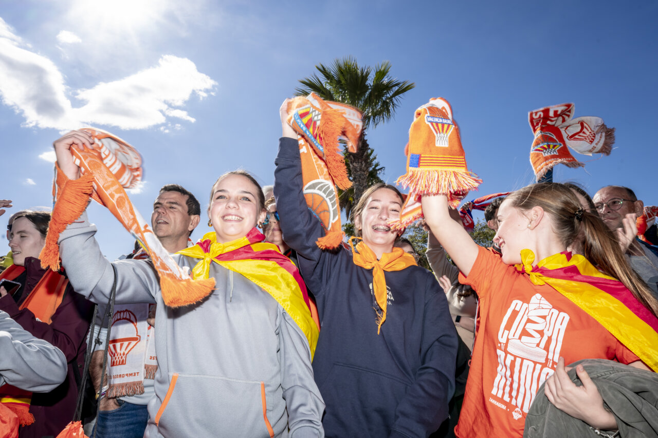 Celebración de las campeonas del Valencia Basket femenino con bufandas