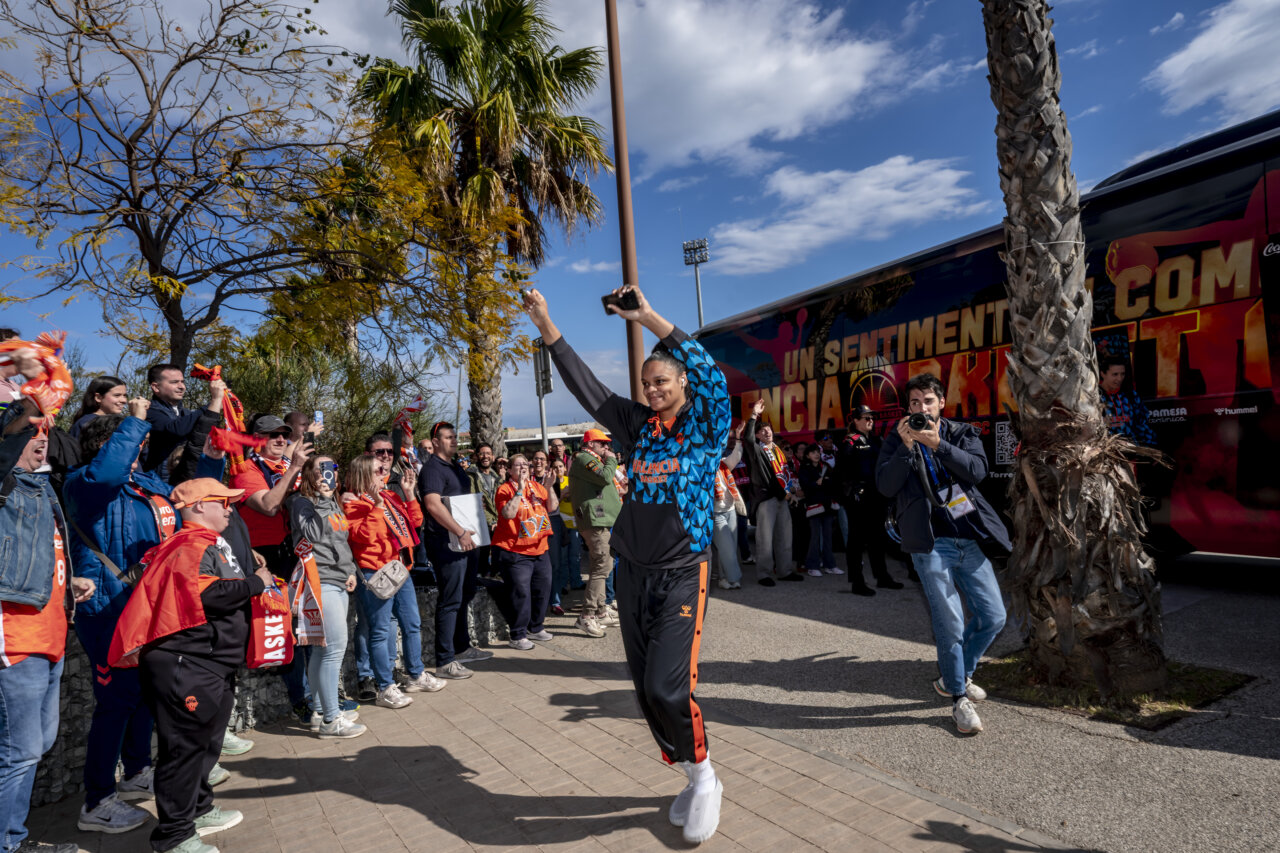 Celebración del Valencia Basket femenino tras ganar la Copa de la Reina 2026