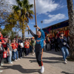 Jugadora de Valencia Basket celebra con aficionados tras ganar la Copa de la Reina 2026.