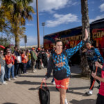 Jugadora de Valencia Basket saluda a los aficionados durante la celebración.