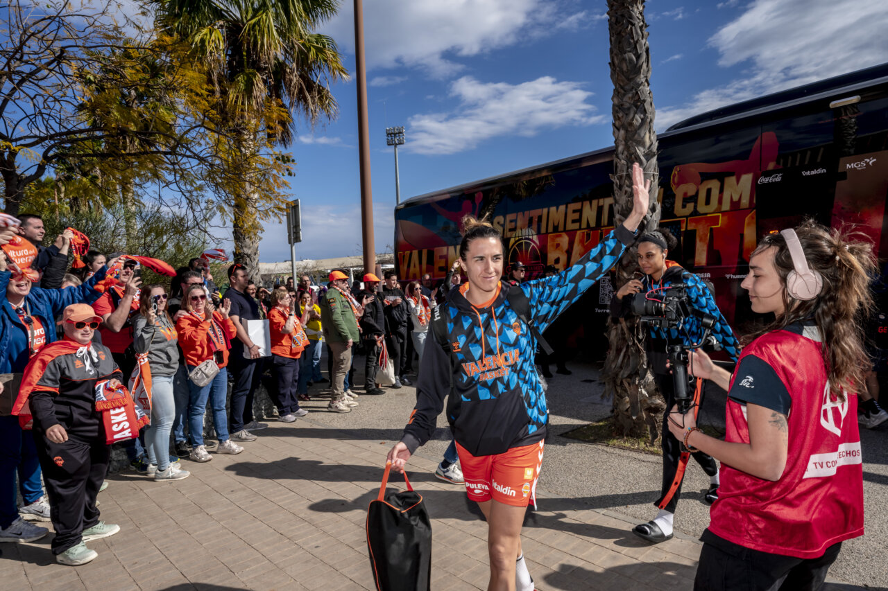Jugadora de Valencia Basket saluda a los aficionados durante la celebración.