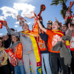 Aficionados del Valencia Basket celebran la victoria en la Copa de la Reina 2026.