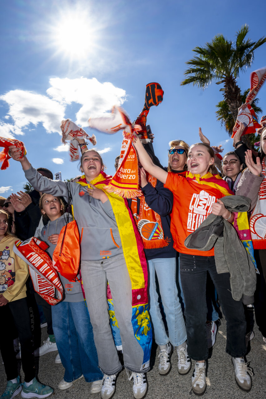 Aficionados del Valencia Basket celebran la victoria en la Copa de la Reina 2026.