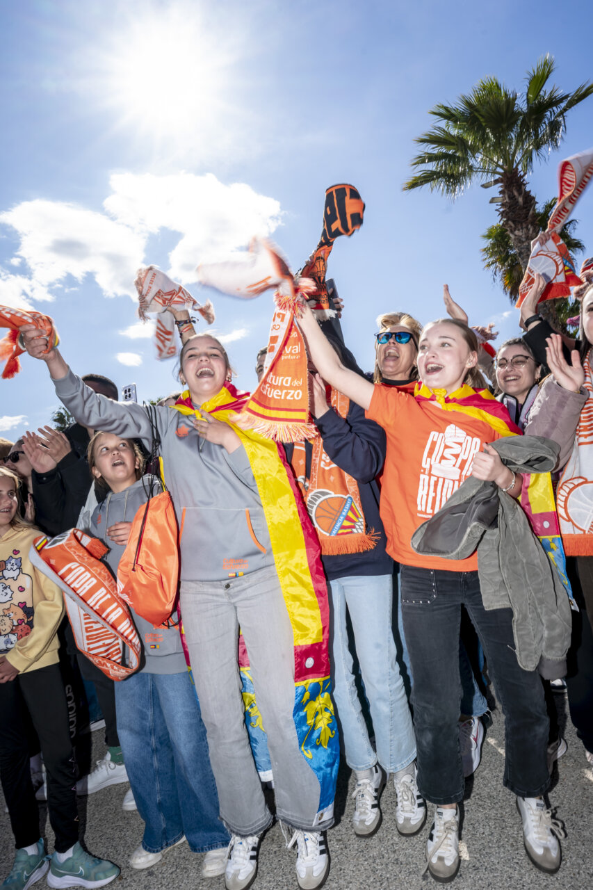 Celebración de aficionados del Valencia Basket femenino tras ganar la Copa de la Reina 2026