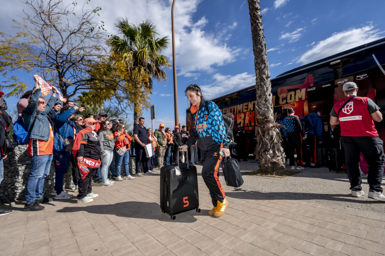 Jugadoras de Valencia Basket llegando con maletas para la celebración de la Copa de la Reina 2026.