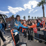 Jugadoras de Valencia Basket femenino saludando a los aficionados tras la victoria.
