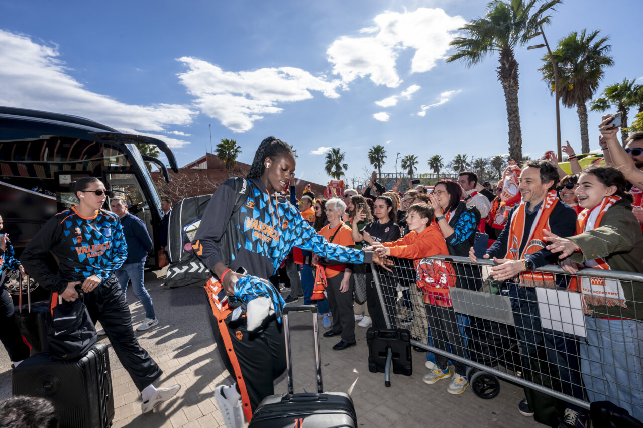 Jugadoras del Valencia Basket saludando a los aficionados tras ganar la Copa de la Reina 2026.