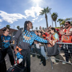 Jugadoras del Valencia Basket femenino celebrando con aficionados tras ganar la Copa de la Reina 2026.