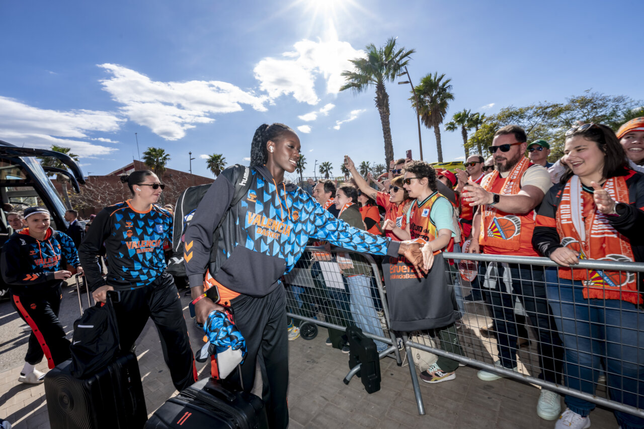 Jugadoras del Valencia Basket femenino celebrando con aficionados tras ganar la Copa de la Reina 2026.