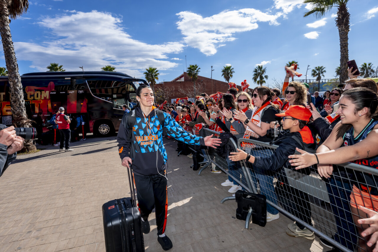 Jugadora de Valencia Basket llegando a la celebración con los aficionados.