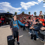 Jugadora del Valencia Basket llegando a la celebración con fans