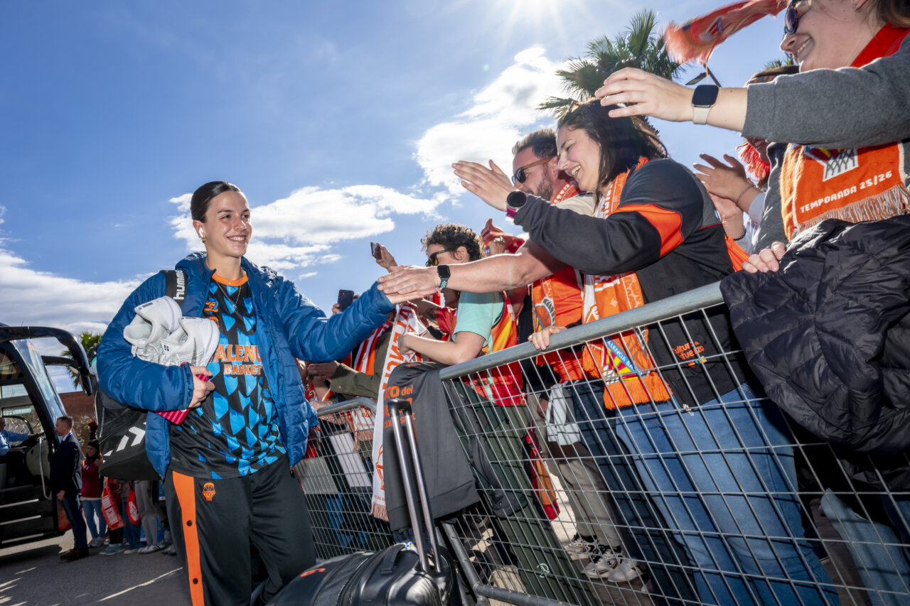 Jugadora de Valencia Basket saludando a los aficionados tras la victoria en la Copa de la Reina 2026.