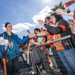 Jugadora de Valencia Basket saludando a los aficionados tras ganar la Copa de la Reina