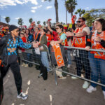 Jugadora de Valencia Basket saluda a los aficionados tras la victoria en la Copa de la Reina 2026.