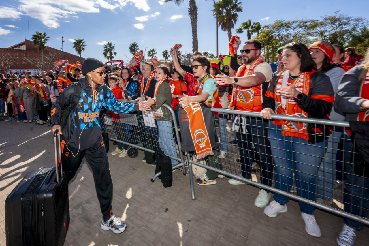Jugadora de Valencia Basket saluda a los aficionados tras la victoria en la Copa de la Reina 2026.
