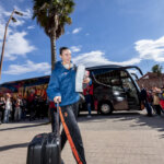 Jugadora de Valencia Basket llegando con maleta tras ganar la Copa de la Reina