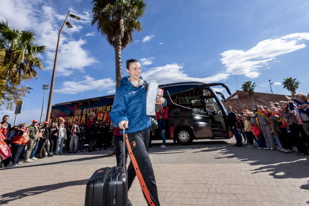 Jugadora de Valencia Basket llegando con maleta tras ganar la Copa de la Reina