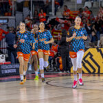 Jugadoras del Valencia Basket femenino corriendo en la cancha durante la Copa de la Reina 2026.