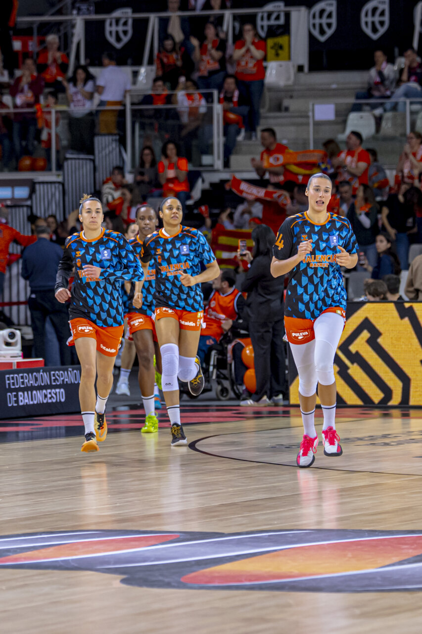 Jugadoras del Valencia Basket femenino corriendo en la cancha durante un partido