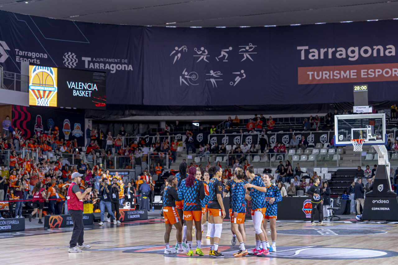 Jugadoras del Valencia Basket femenino celebrando su victoria en la Copa de la Reina 2026.