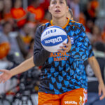 Jugadora de Valencia Basket sosteniendo un balón durante un partido