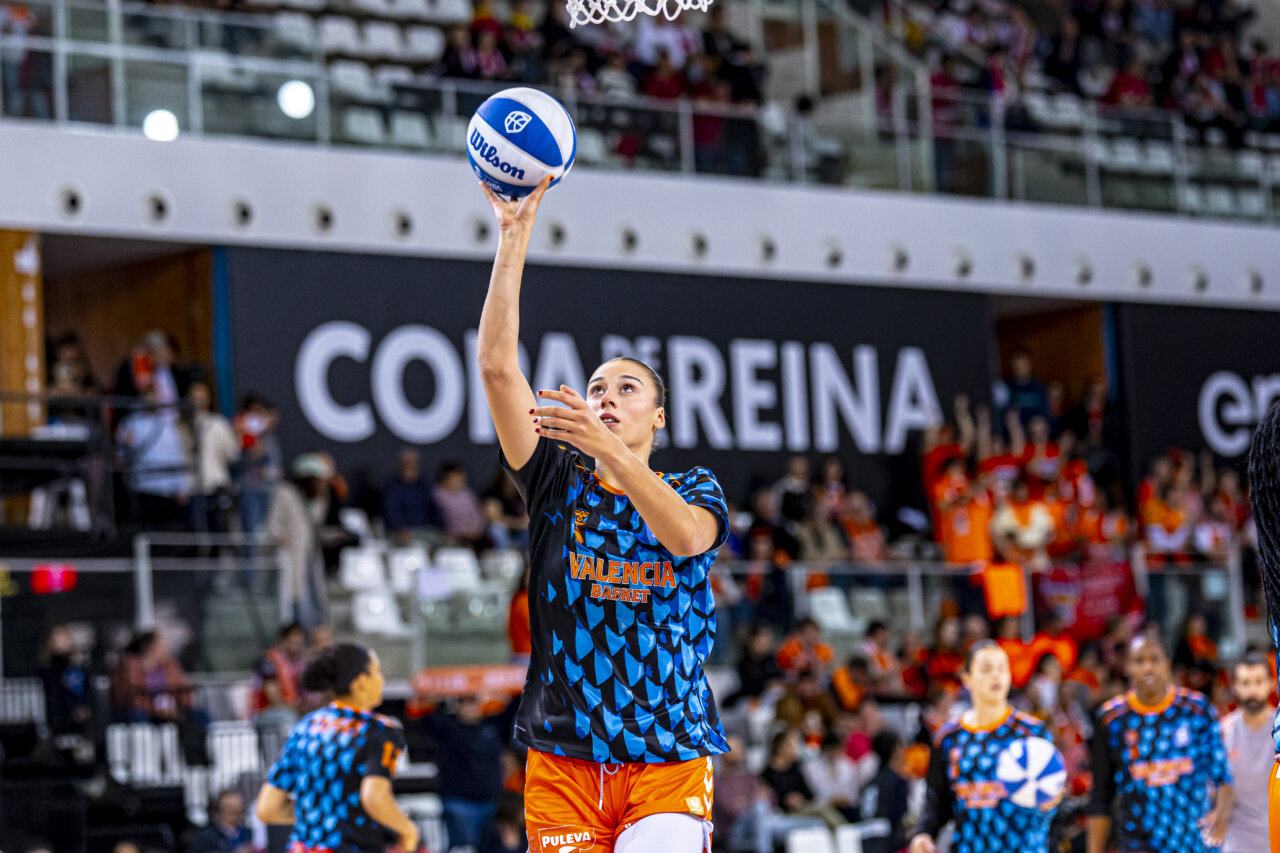 Jugadora de Valencia Basket lanzando el balón durante la Copa de la Reina 2026.