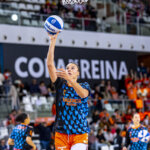 Jugadora de Valencia Basket lanzando un balón de baloncesto en la Copa de la Reina