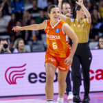 Jugadora del Valencia Basket celebra tras ganar la Copa de la Reina 2026