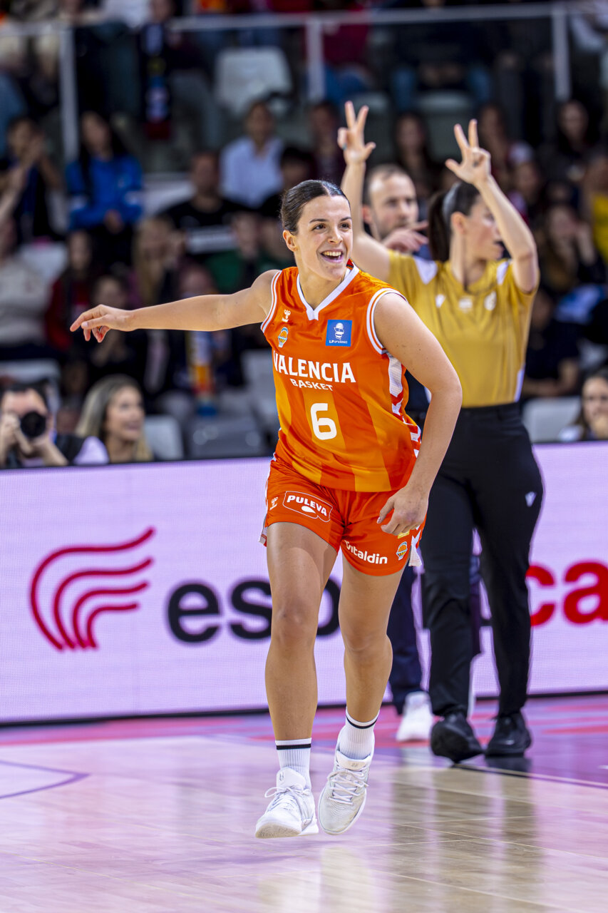 Jugadora del Valencia Basket femenino celebrando en la Copa de la Reina 2026
