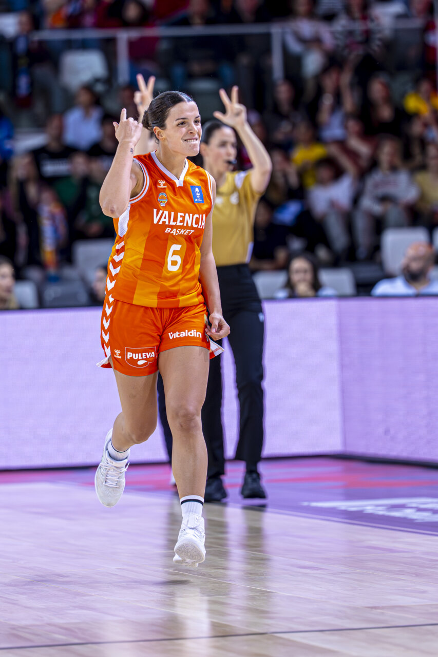 Jugadora del Valencia Basket femenino celebrando en la Copa de la Reina 2026.