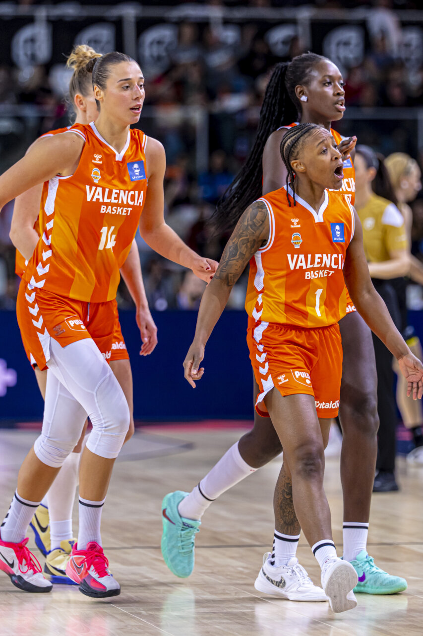 Jugadoras del Valencia Basket celebrando su victoria en la Copa de la Reina 2026