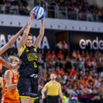 Jugadora del Valencia Basket en acción durante la Copa de la Reina 2026