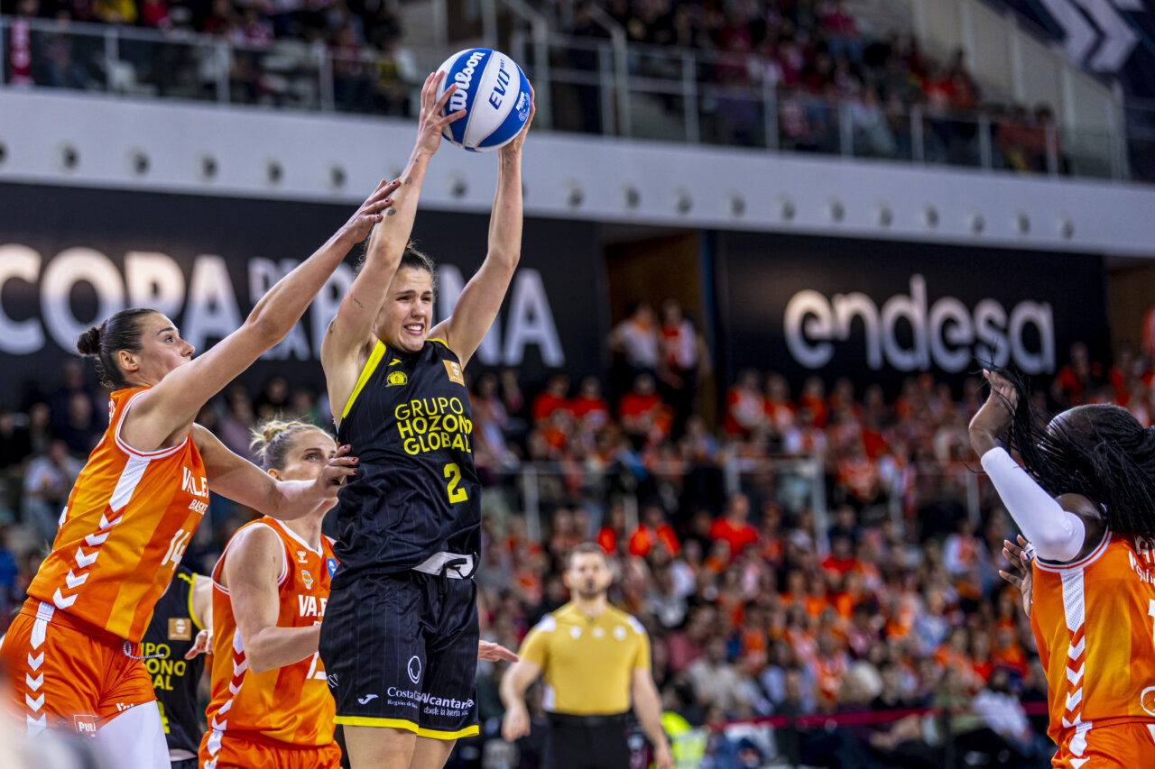 Jugadora del Valencia Basket en acción durante la Copa de la Reina 2026