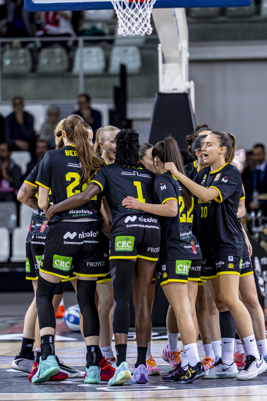 Jugadoras del Valencia Basket femenino celebrando su victoria en la Copa de la Reina 2026.