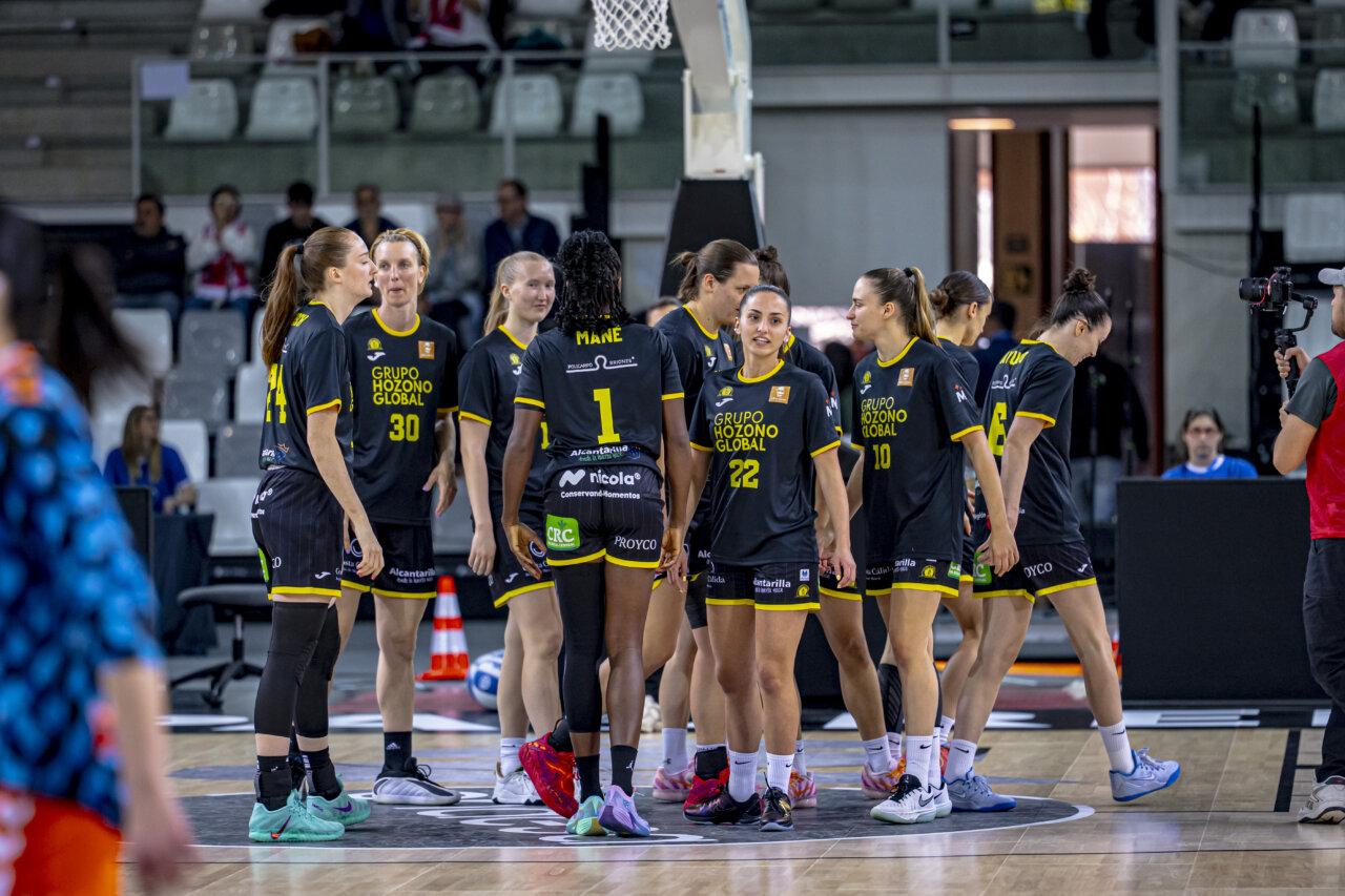 Jugadoras del Valencia Basket femenino celebran su victoria en la Copa de la Reina 2026.