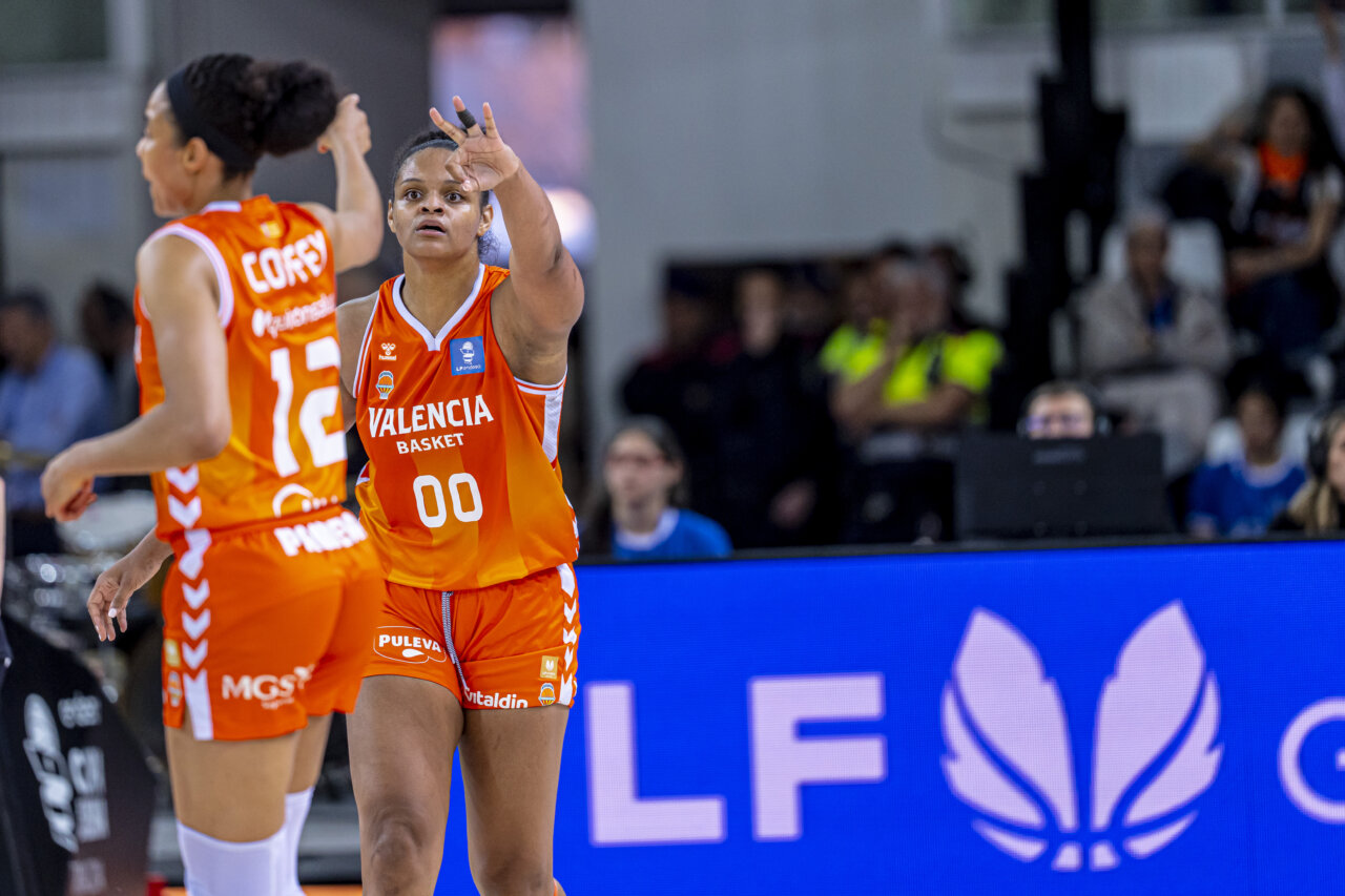 Jugadoras del Valencia Basket celebrando en la Copa de la Reina 2026