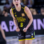 Jugadora de Valencia Basket femenino celebrando con emoción tras ganar la Copa de la Reina 2026.