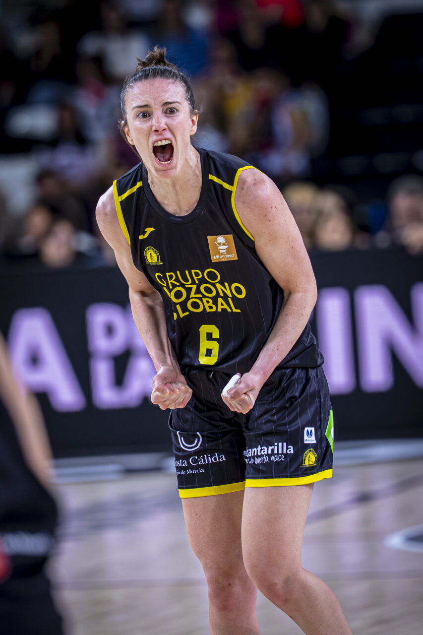 Jugadora del Valencia Basket femenino celebrando con emoción tras un punto