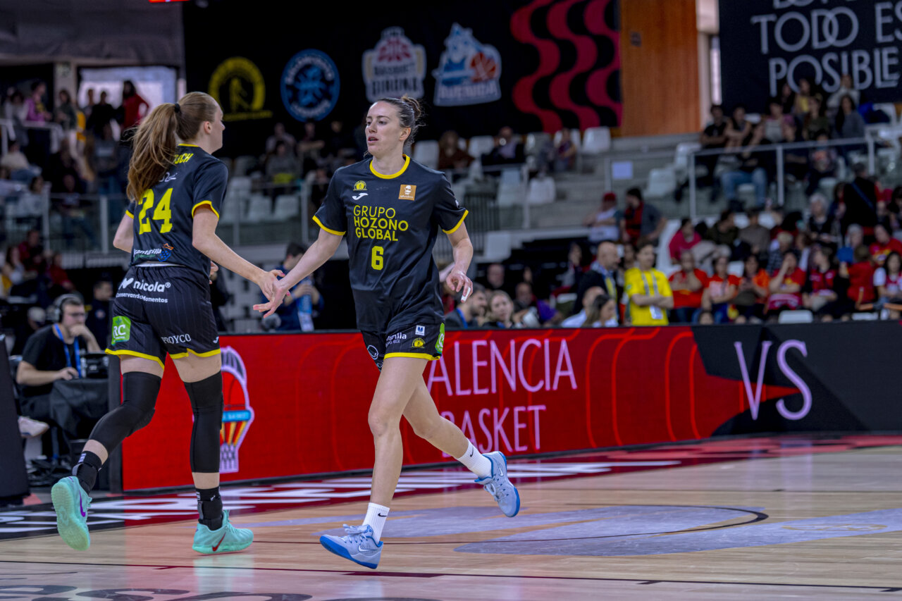 Jugadoras del Valencia Basket femenino celebrando su victoria en la Copa de la Reina 2026