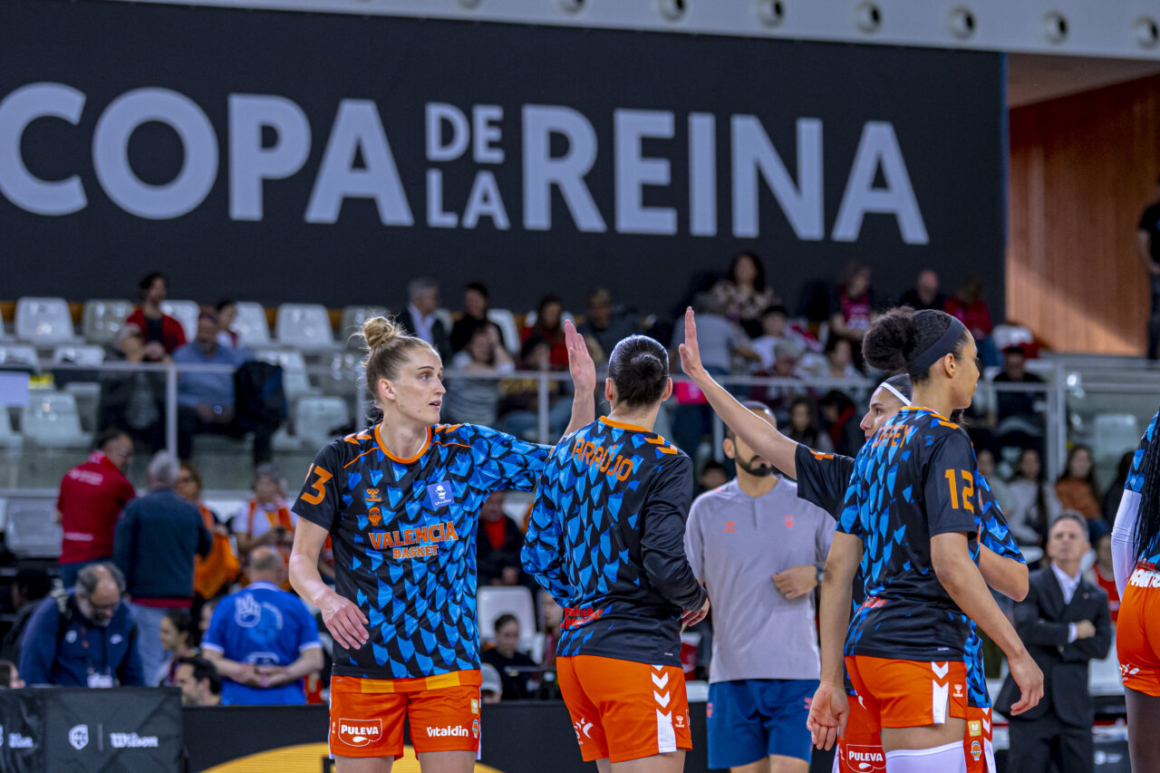 Jugadoras del Valencia Basket celebrando en la Copa de la Reina 2026