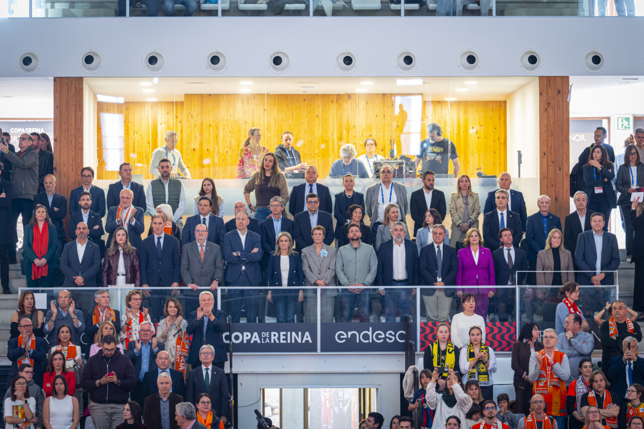 Aficionados y jugadores del Valencia Basket celebrando la victoria en la Copa de la Reina 2026.