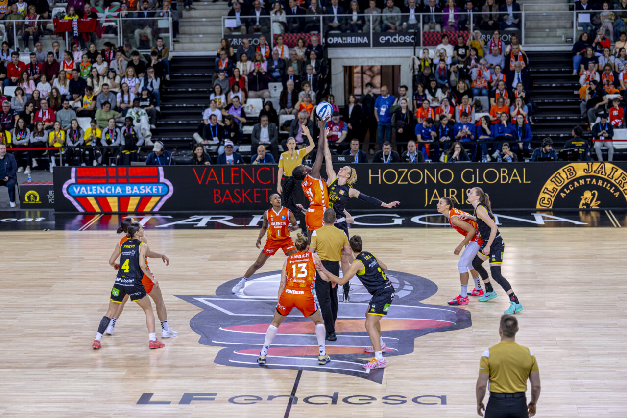 Jugadoras de Valencia Basket en el salto inicial de la Copa de la Reina 2026