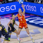 Jugadora de Valencia Basket lanzando el balón durante un partido